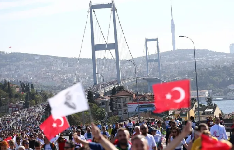 İstanbul'da maratonda koşup, giysi kumbarasına destek olacaklar