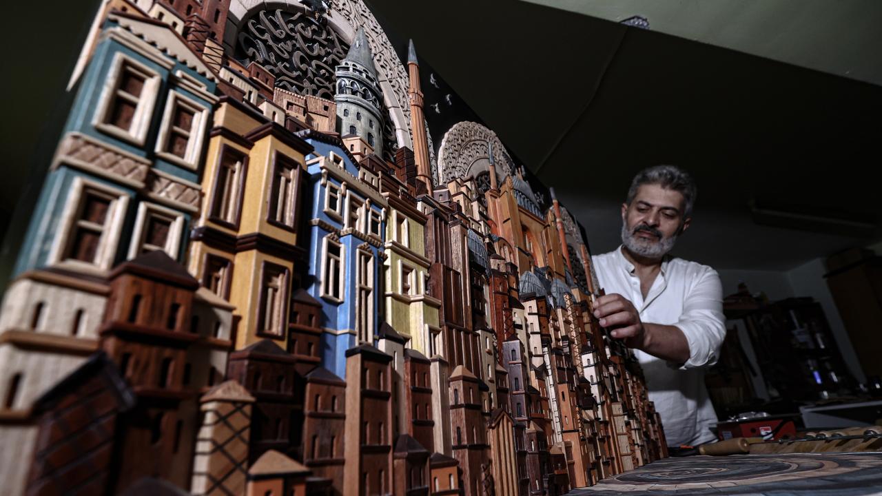 Farklı sanat dallarının birleşimiyle ortaya çıkan "neva" ile ahşap eserler üretiyor