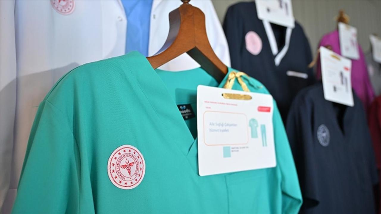 Bakanlıktan kıyafet düzenlemesi: Ebeler mürdüm, hemşireler lacivert giyecek