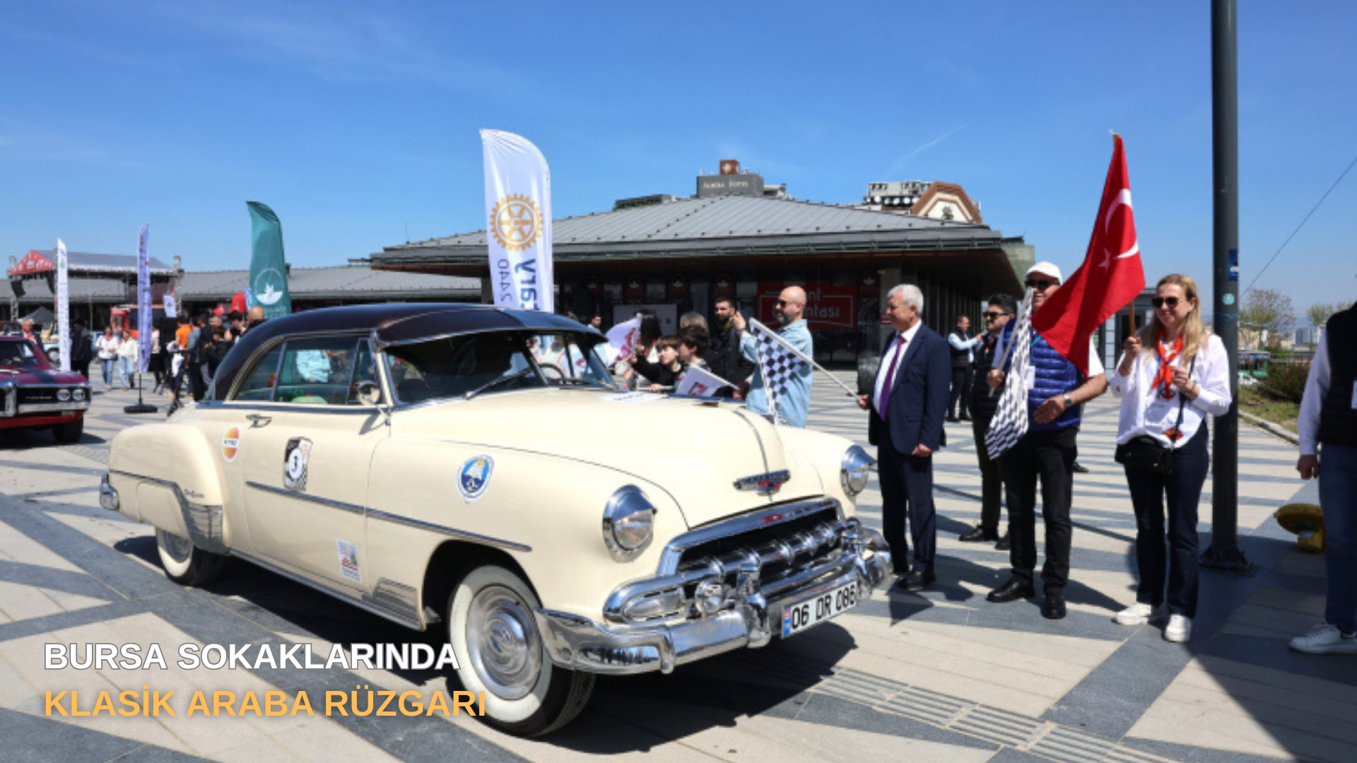 BURSA SOKAKLARINDA KLASİK ARABA RÜZGARI