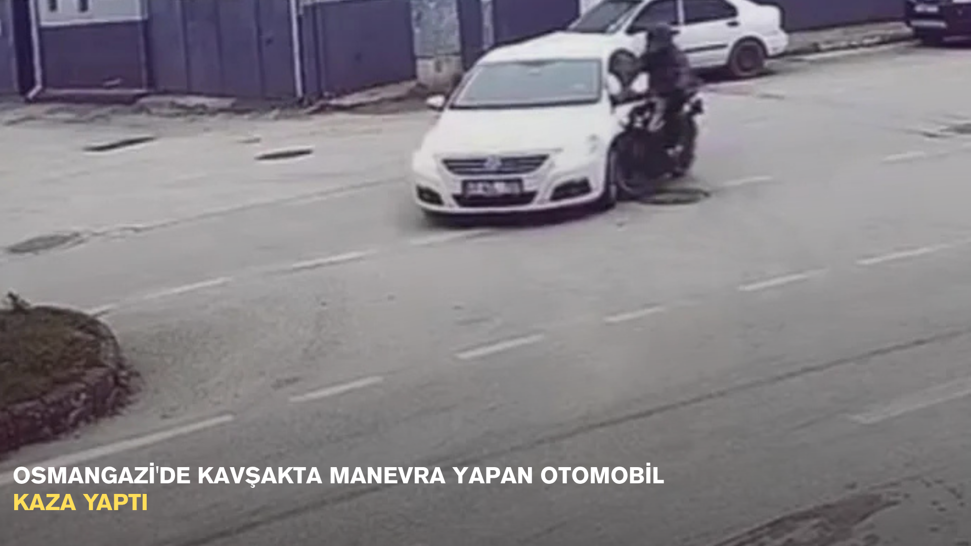 Osmangazi'de kavşakta manevra yapan otomobil kaza yaptı