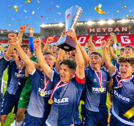 Orhangazi Futbol Kulübü Şampiyonluk Kupasını kaldırdı