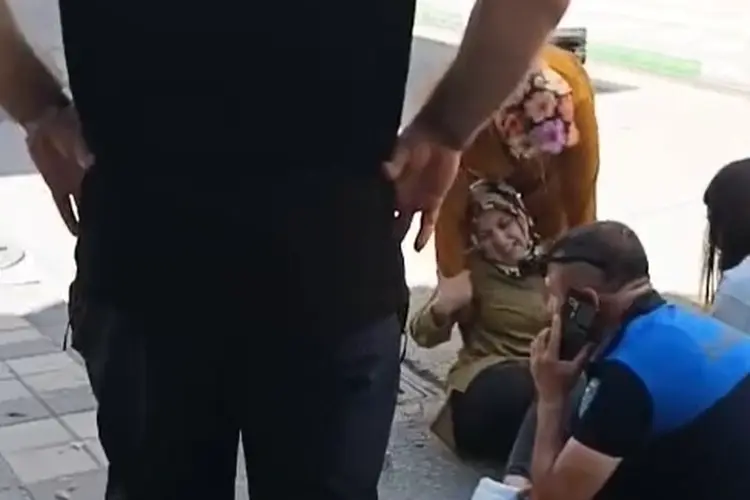 Bursa'da faciaya ramak kaldı! Yoldan geçen kadının üzerine beton parçası düştü