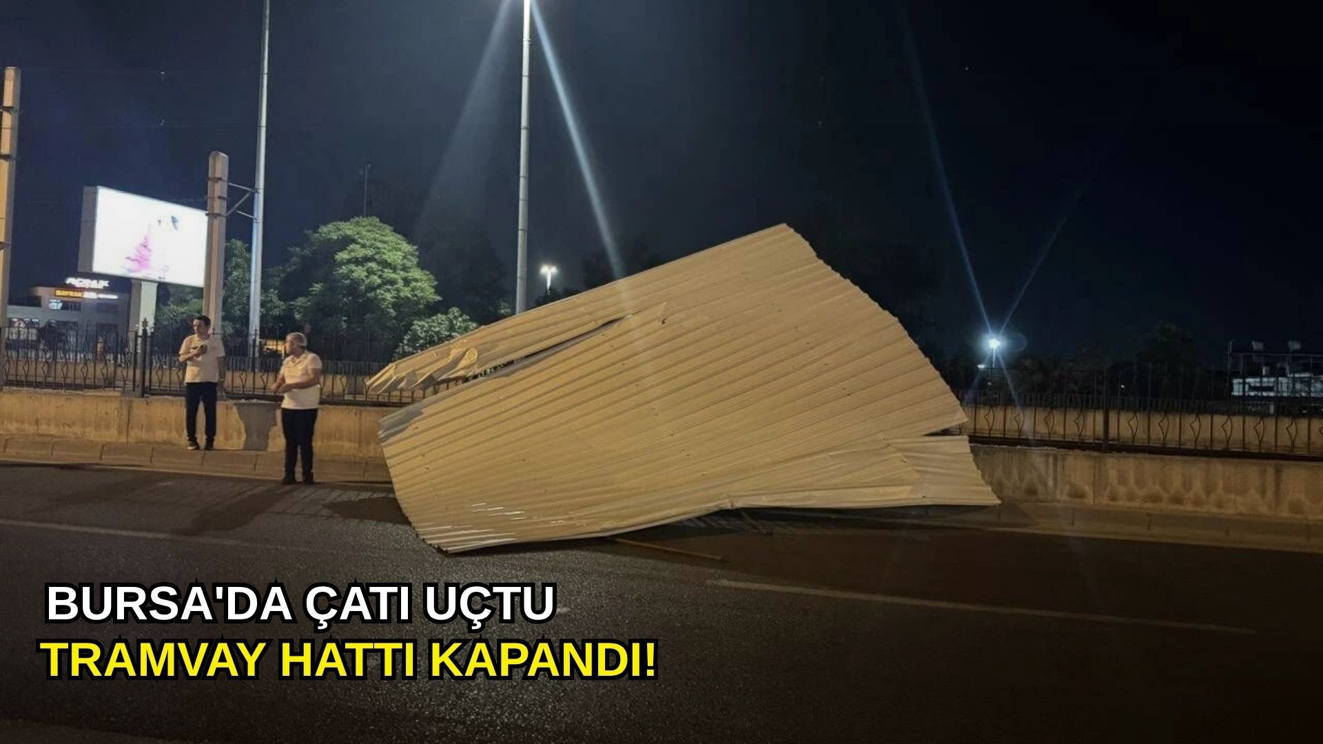 Bursa'da çatı uçtu, tramvay hattı kapandı!