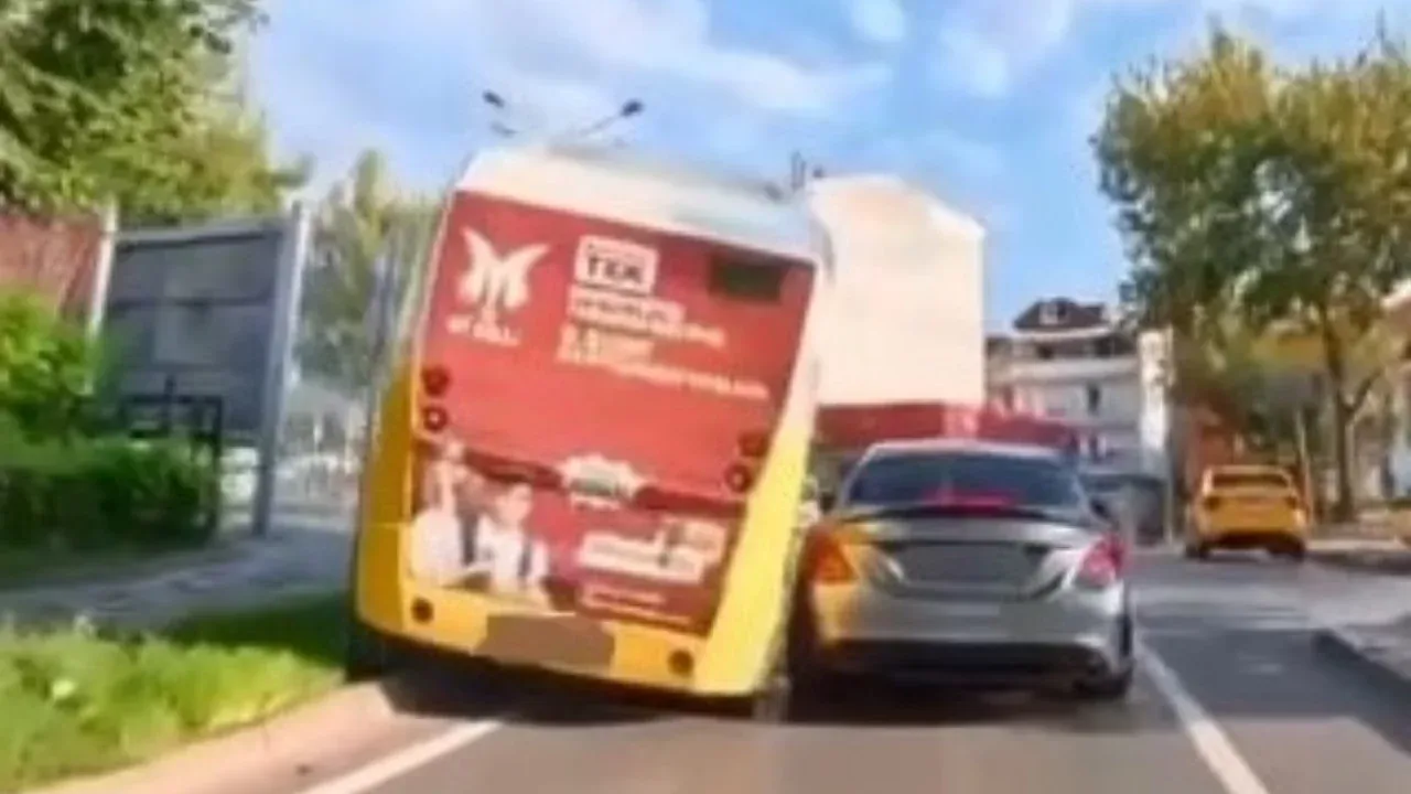 1942677 Bursa Da Belediye Minibusu Elektrik Diregine Carpti Kaza Ani Kamerada 6A837752Ddd14