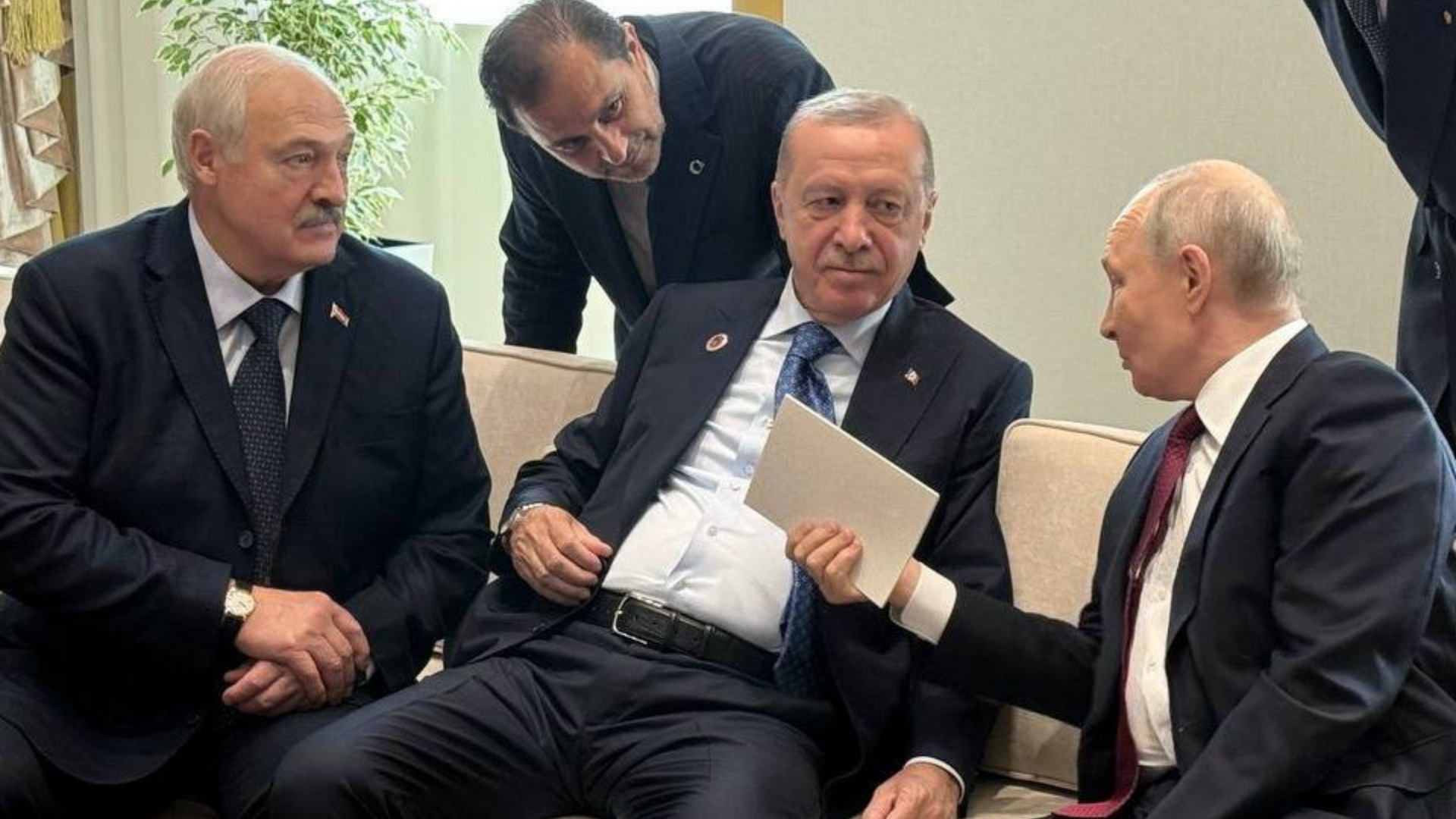 Cumhurbaşkanı Erdoğan, Putin ve Lukaşenko samimi bir ortamda sohbet etti