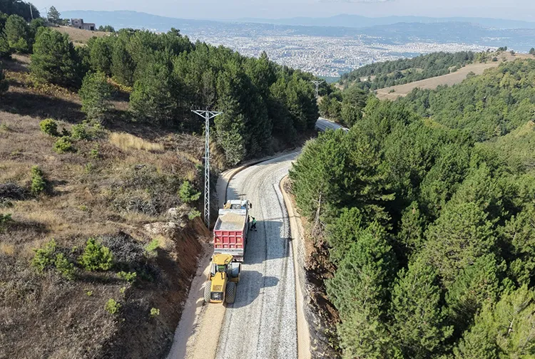 Bursa Buyuksehir Belediyesi Osmangazi Ilcesine Bagli Uc Mahallede Toplam 15 Kilometre Uzunlugundaki Guzergahta Yol Yenileme Calismasi Gerceklestiriyor
