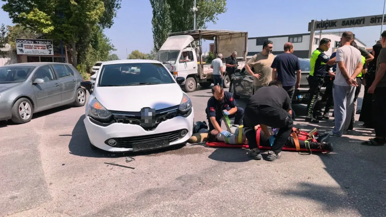 Bursada Motosiklet Iki Otomobille Carpisti Surucu Yaralandi 4Zla
