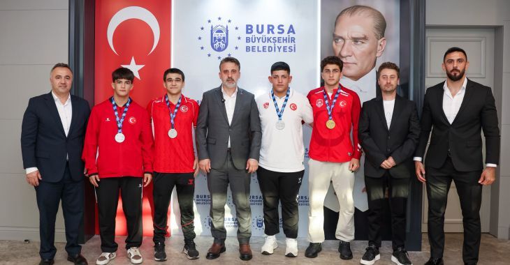 Bursa’ya Balkan gururu! Genç güreşçiler kürsüye çıktı