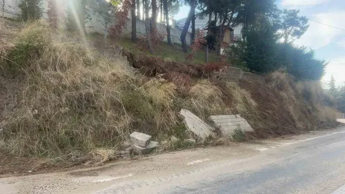 Bursa Da Yagis Istinat Duvarini Cokertti Yol Kenarina Beton Bloklar Dustu 1200 472228