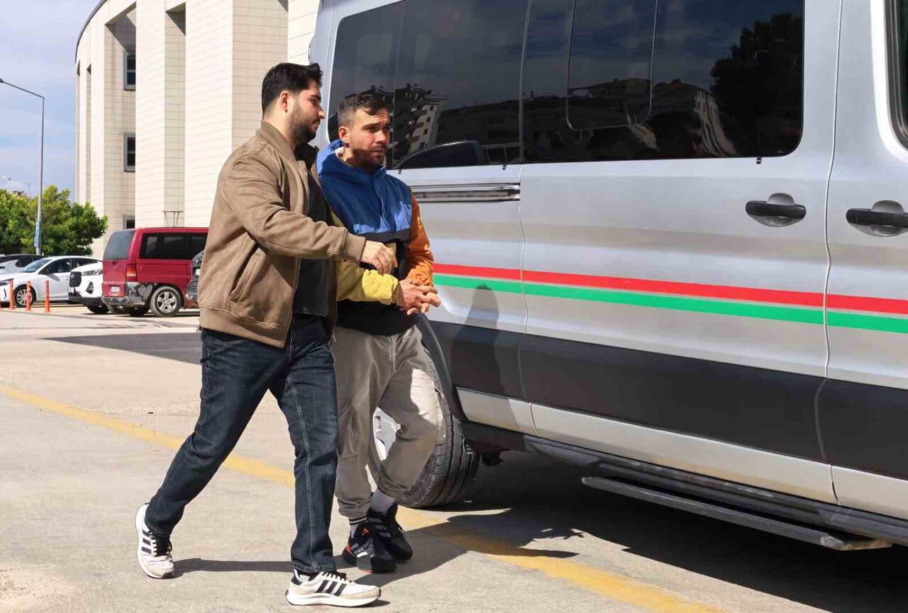Bursa Nin Inegol Ilcesinde Narkotik Ekiplerinin Takibe Aldigi Cengiz B Kacmaya Calisirken 456599