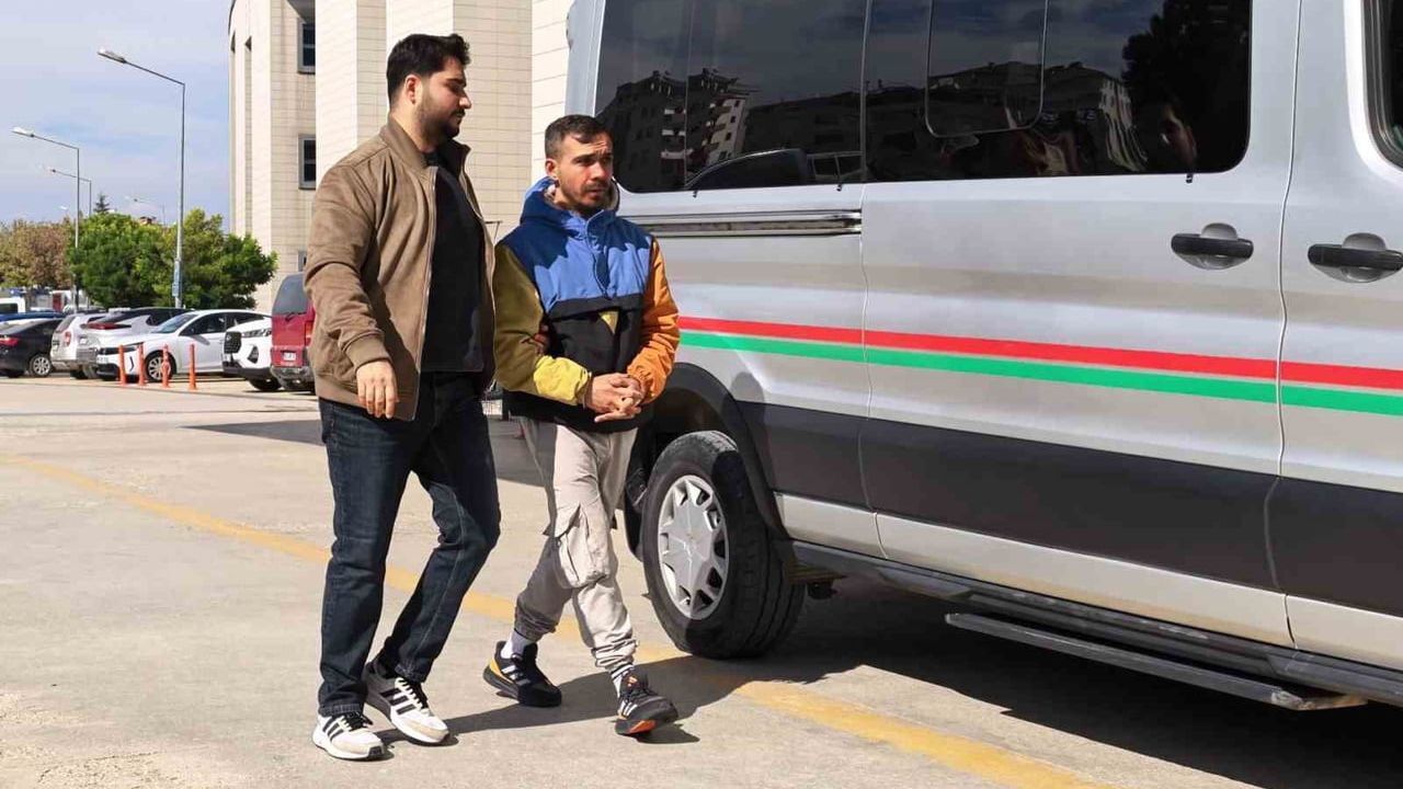 Bursa'da polisi görünce kaçtı! Üzerinden 50 gram bonzai çıktı