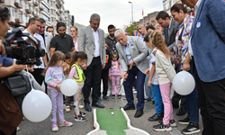 Heykel, çocuk sesleriyle şenlendi