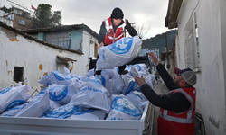 Manisa'da binlerce çuval odun ihtiyaç sahiplerine dağıtılıyor