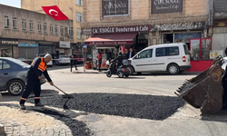 Mardin Midyat’ta asfalt bakım ve onarım çalışmaları hız kesmeden sürüyor