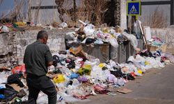 İzmir'de çöp yığınları tepkilere neden oluyor