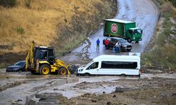 Ankara'yı sağanak vurdu: Dere taştı, araçlar mahsur kaldı