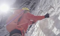 Bine yakın dağcı kar fırtınası nedeniyle Everest'te mahsur kaldı