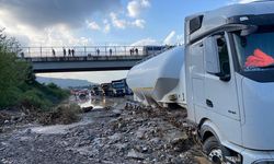 Hatay'da sağanak sele yol açtı: Caddeler göle döndü, otoyol kapandı