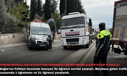 Freni boşalan kamyon öğrenci servisine çarptı: 22 yaralı