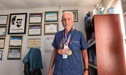 80 yaşındaki Bursa'lı doktor pistlerin tozunu attırıyor