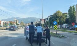 Bursa’da yolda kalan sürücüye zabıtadan yardım!