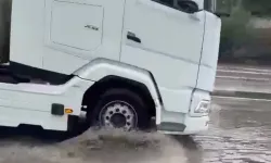 Bursa’da yağmur sonrası caddeyi su bastı