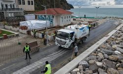 Bursa’da yağışın ardından sahile vuranlar temizlendi