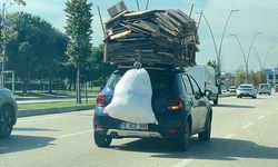 Bursa’da trafikte tehlikeli yolculuk! Otomobilin üzerine kartonları yükleyip yola çıktı