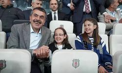 Bakan Tekin çocuklarla Beşiktaş tribününde maç izledi