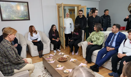 Öğretmen Sinan Aydın’ın anısını yaşatmak eşi Meriç Aydın’ın evine ziyaret gerçekleştirildi