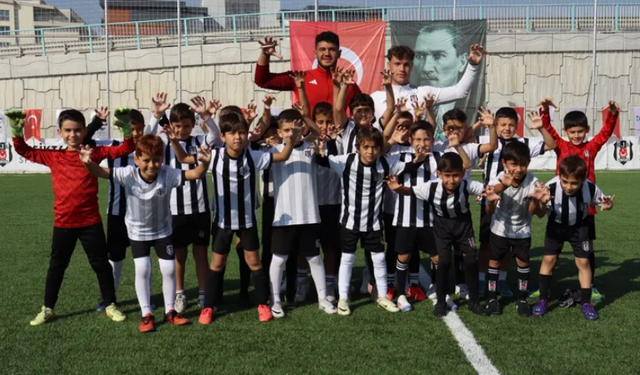 Minik futbolcular İzmit Belediyesi Cumhuriyet Bayramı Futbol Şöleninde doyasıya eğlendi