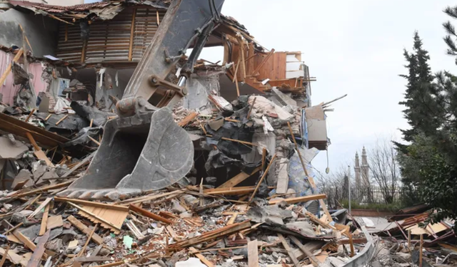 Bursa Osmangazi’de tarihi surları tehdit eden riskli bina yıkıldı