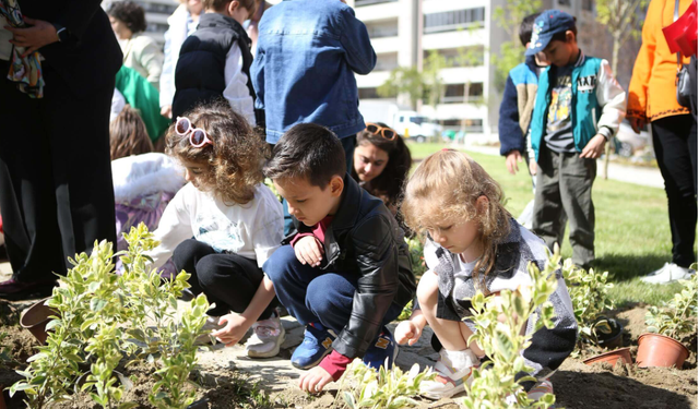 Yeni parkın bitkilerini minikler dikti