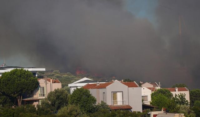 Çeşme'de orman yangını: İzmir-Çeşme kara yolu ulaşıma kapatıldı
