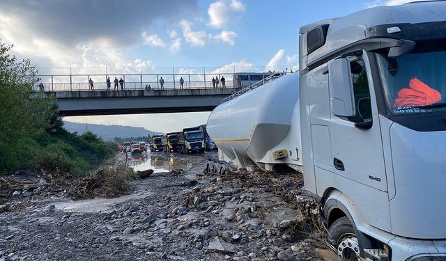 Hatay'da sağanak sele yol açtı: Caddeler göle döndü, otoyol kapandı