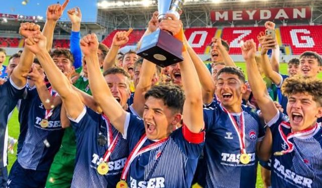 Orhangazi Futbol Kulübü Şampiyonluk Kupasını kaldırdı