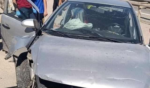 Kontrolden çıkan otomobil bariyerlere saplandı