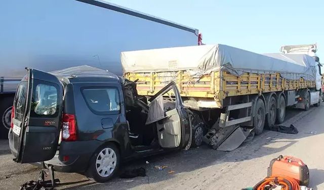 Manisa'da hafif ticari araç TIR'ın altına girdi 3 ölü 1 ağır yaralı