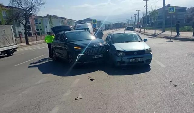 Bursa'da 2 otomobilin çarpıştığı kazada 5 yaralı