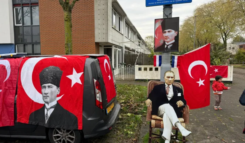 Hollanda'daki Atatürk Sokağı'nda Ata'ya özel anma