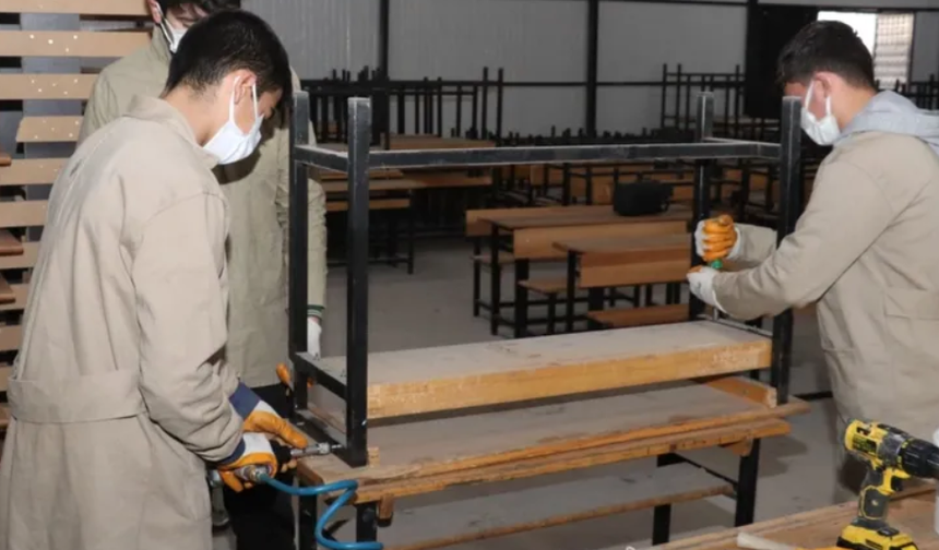 Kahramanmaraş'ta meslek lisesi öğrencileri eski sıraları dönüştürüyor