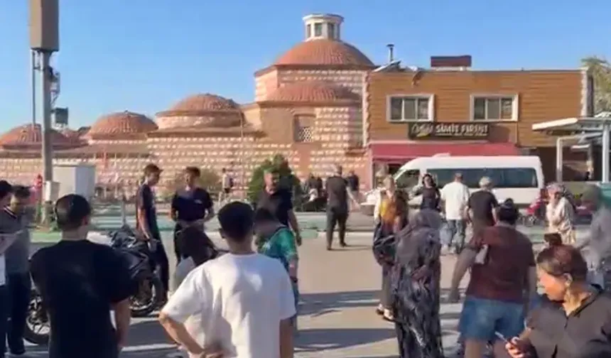 Bursa'da araca çarpmamak için manevra yapan 2 genç yaralandı