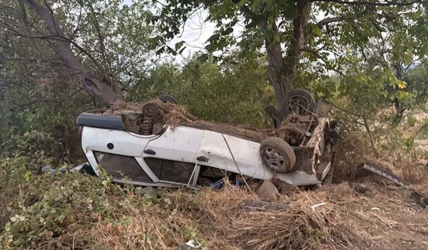 İnegöl'de ağaca çarpan otomobilde 8 yaralı