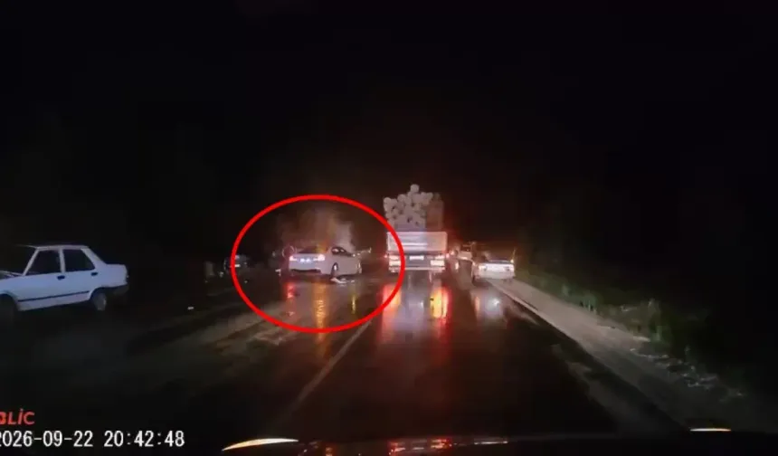 Bursa’da Feci Kaza: İki Otomobil Kafa Kafaya Çarpıştı, 22 Yaşındaki Sürücü Hayatını Kaybetti