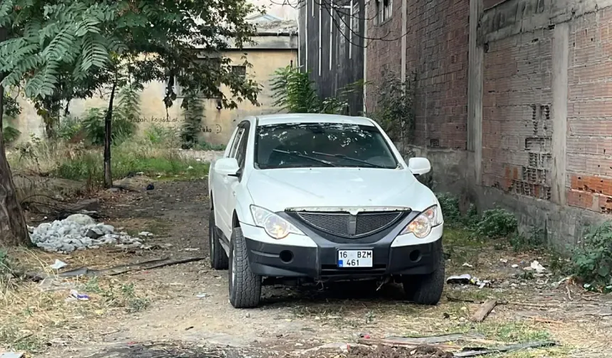 Bursa'da kendini otomobile kilitleyen vatandaş polise direndi