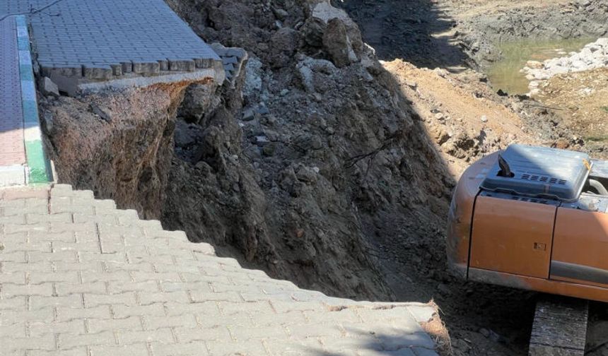 Mudanya'da ilkokul bahçesinde çökme yaşandı