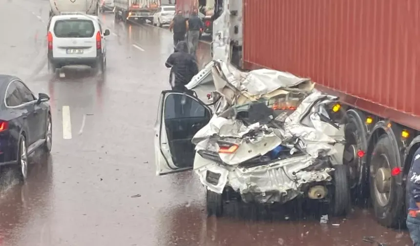 Gebze-İzmir Otoyolu'nda korkutan kaza: Araç hurdaya döndü