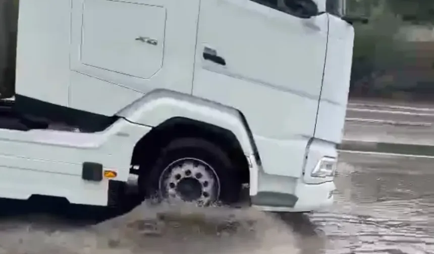 Bursa’da yağmur sonrası caddeyi su bastı