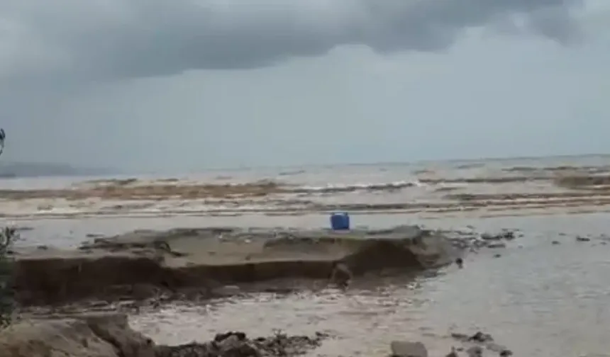 Bursa Mudanya’da mavi deniz kahverengiye döndü! Nedeni sağanak yağış